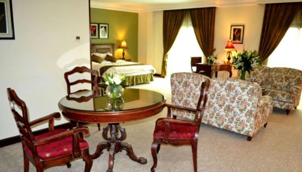 The Convention Center & Royal Suites Hotel Kuwait City Eksteriør billede